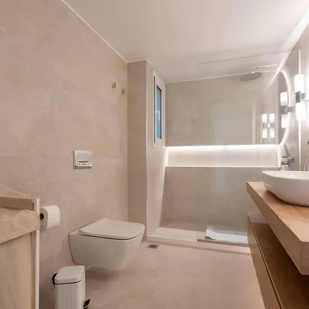 Corner Penthouse In Acropolis Appartamento *